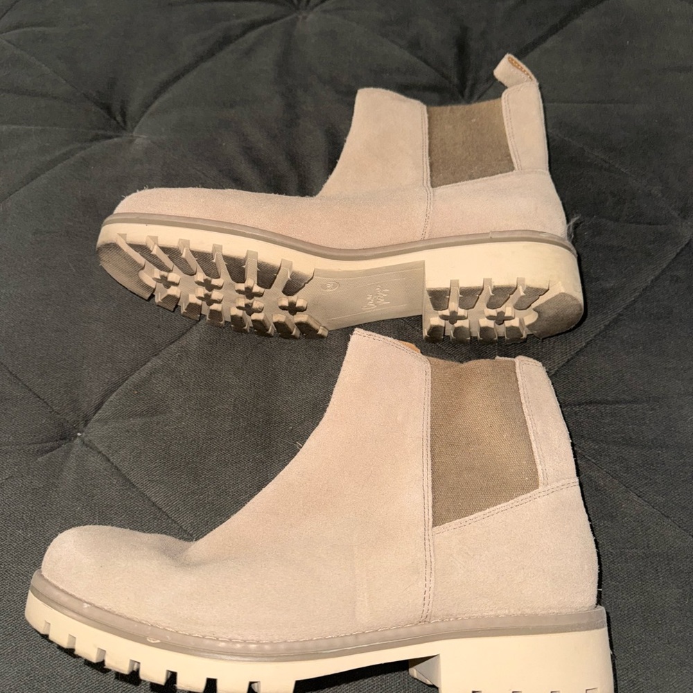 Stylish Beige Chelsea Boots for Women - Size 9